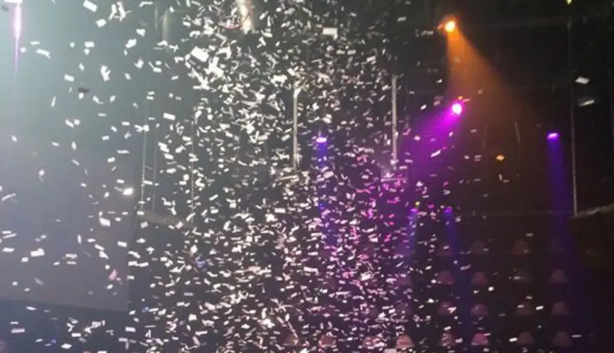 Caduta coriandoli a pioggia