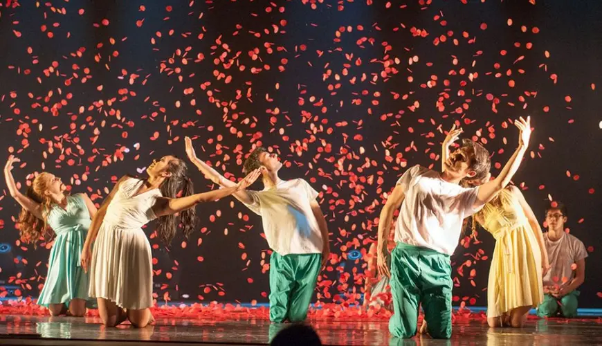 Caduta coriandoli a pioggia