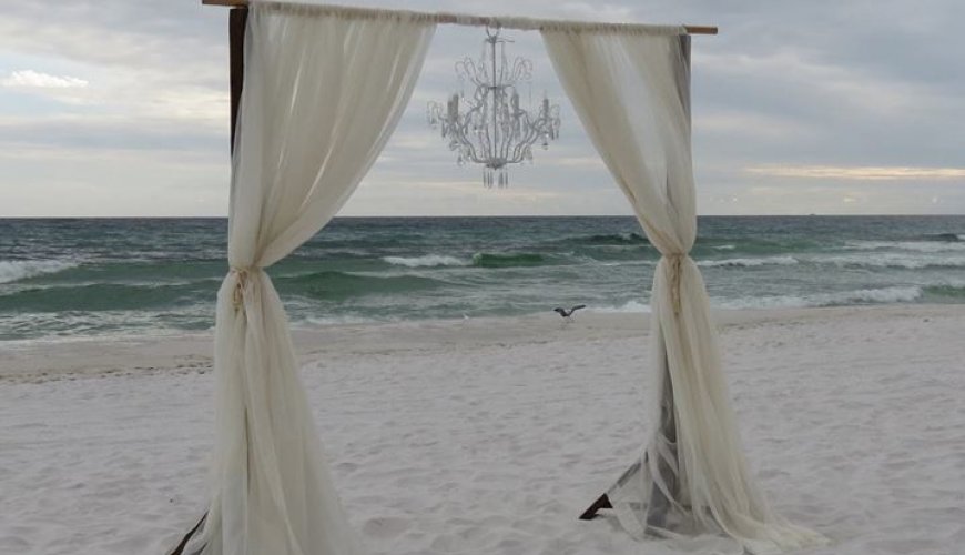 Arco con lampadario per il taglio torta in spiaggia Arco con lampadario per il taglio torta in spiaggia
