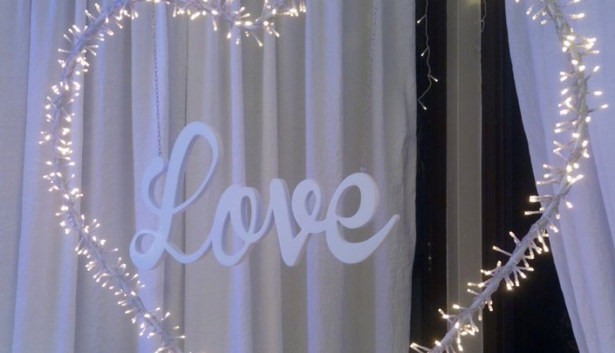 Cuore luminose con scritta LOVE in legno Cuore luminose con scritta LOVE in legno