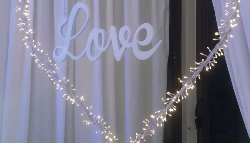 Cuore luminose con scritta LOVE in legno