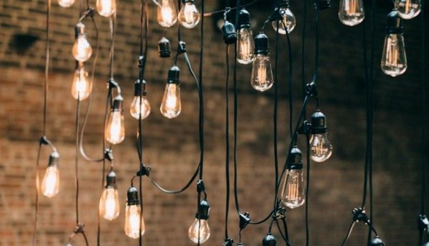 Allestimento luminoso stile industriale con lampadine Allestimento luminoso stile industriale con lampadine