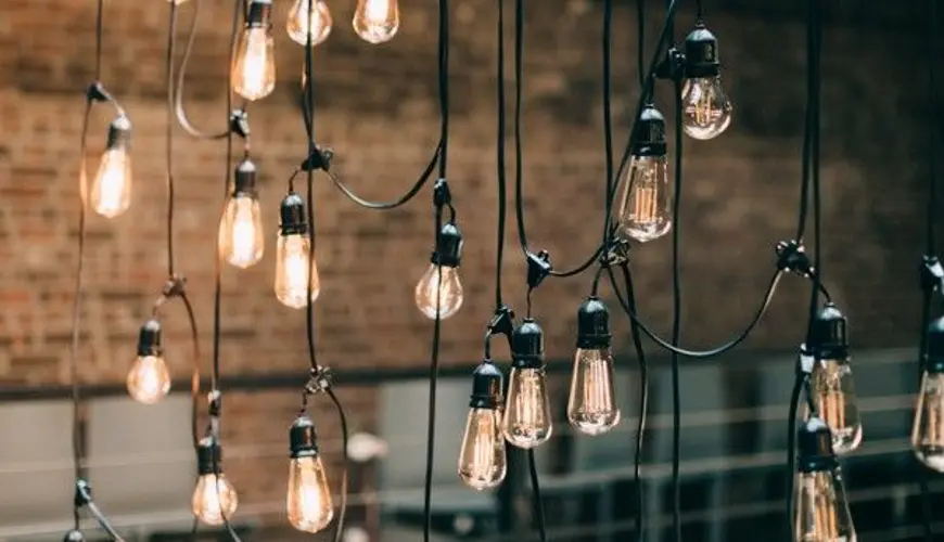 Allestimento luminoso stile industriale con lampadine