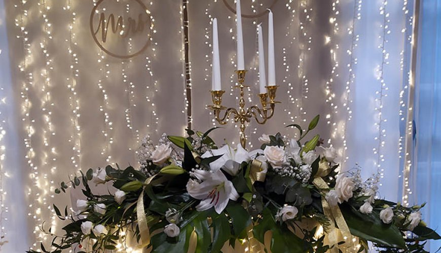 Arco in legno con fondale di luci e tavolo sposi Arco in legno con fondale di luci e tavolo sposi