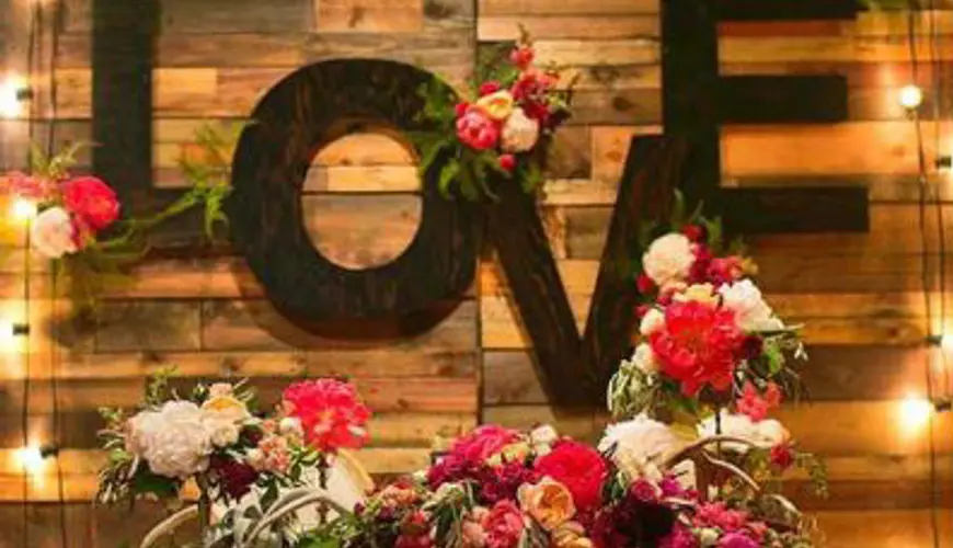 Fondale in legno con scritta LOVE