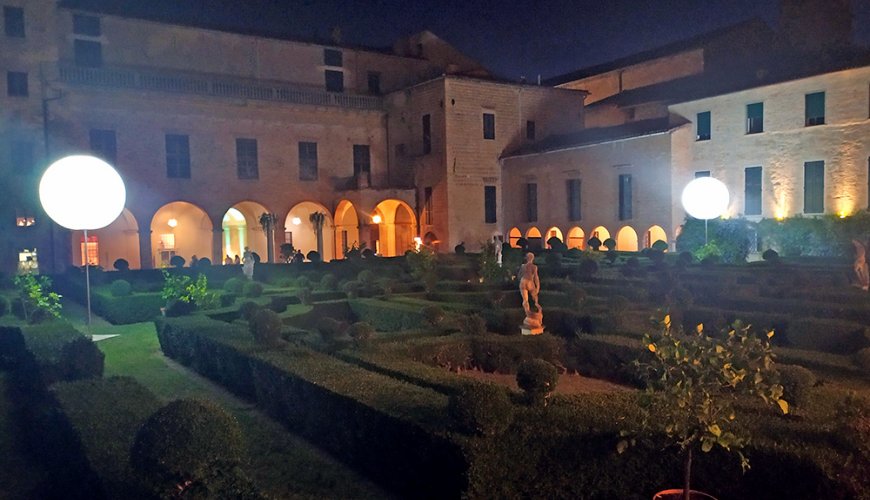 Lune illuminanti su palo