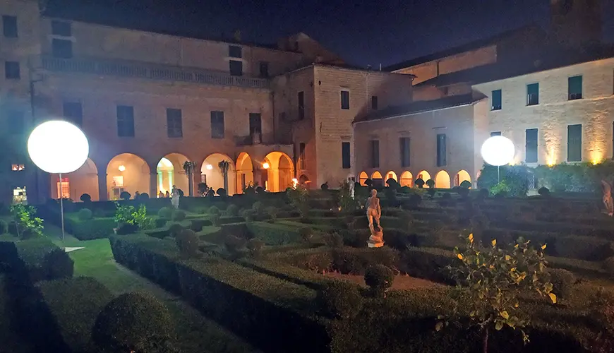 Lune illuminanti su palo