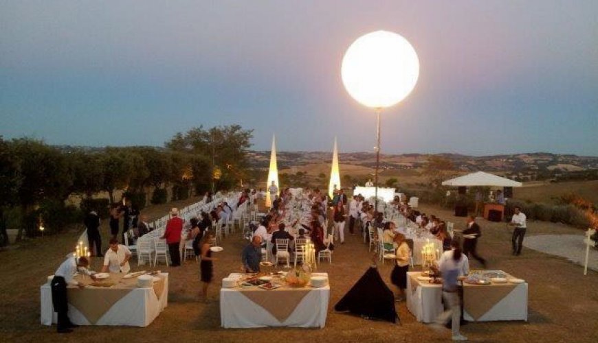Sfere o lune illuminanti su palo