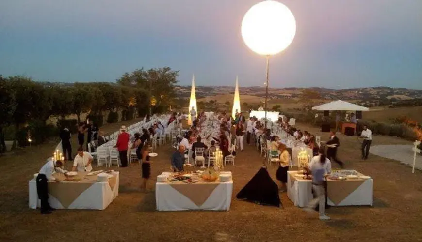 Sfere o lune illuminanti su palo