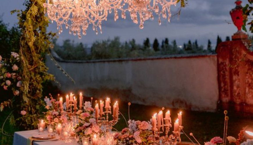 Lampadari chandelier su struttura ad arco con allestimento floreale Lampadari chandelier su struttura ad arco con allestimento floreale