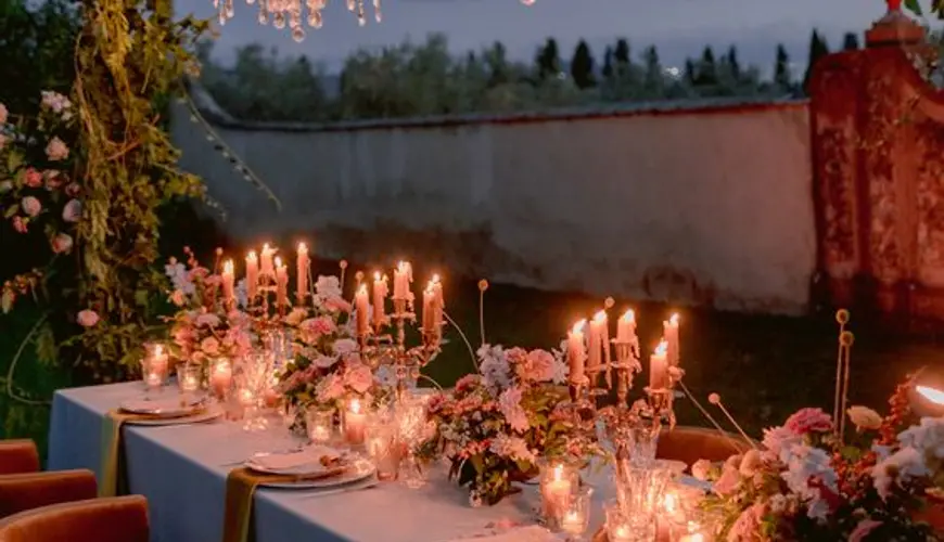 Lampadari chandelier su struttura ad arco con allestimento floreale Lampadari chandelier su struttura ad arco con allestimento floreale