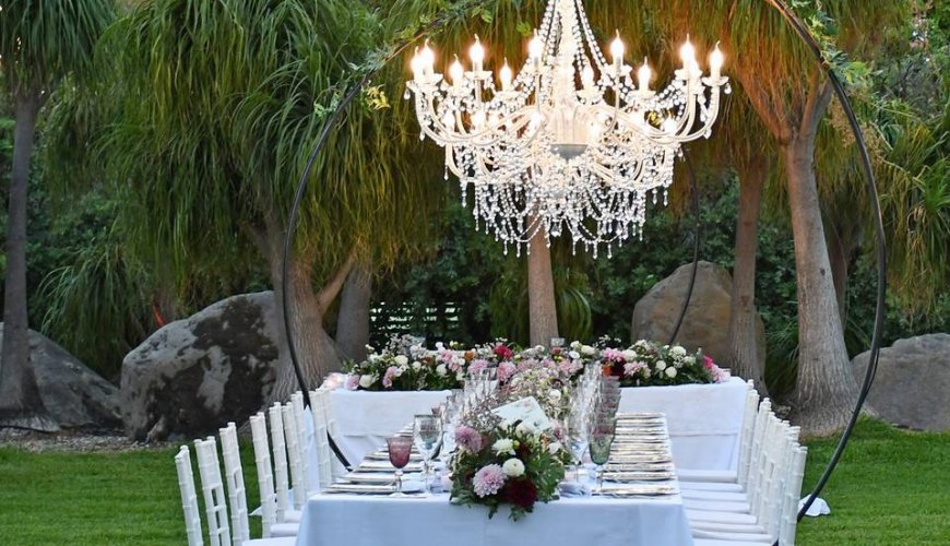 Lampadari chandelier su struttura ad arco Lampadari chandelier su struttura ad arco