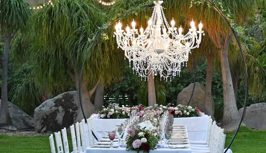 Lampadari chandelier su struttura ad arco Lampadari chandelier su struttura ad arco