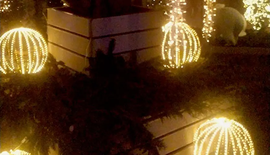 Luminarie, tende, sfere, cieli stellati e alberi luminosi per matrimonio