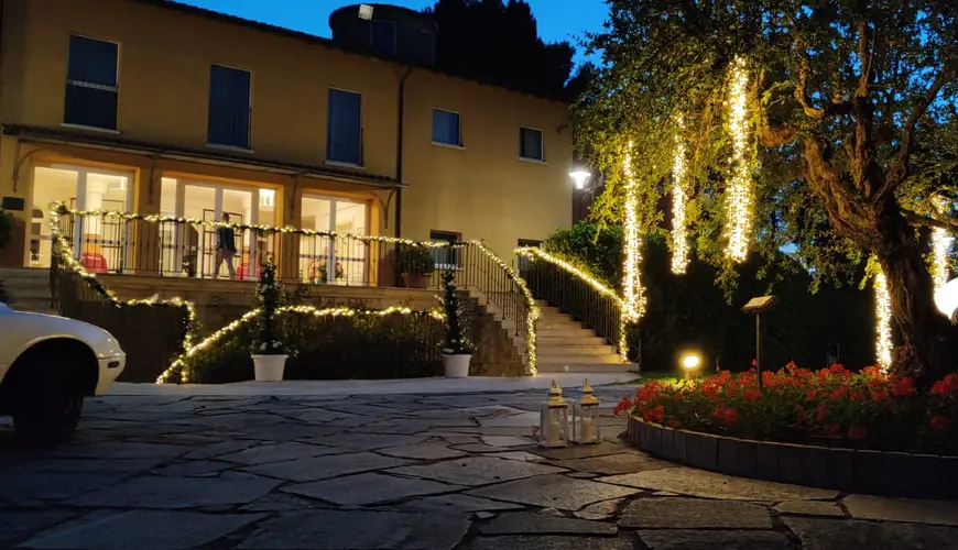 Luminarie, tende, sfere, cieli stellati e alberi luminosi per matrimonio