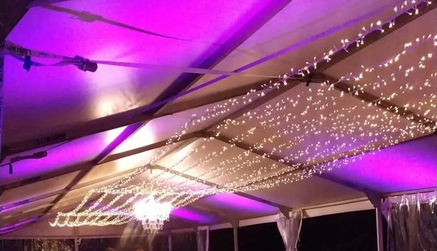 Luminarie, tende, sfere, cieli stellati e alberi luminosi per matrimonio