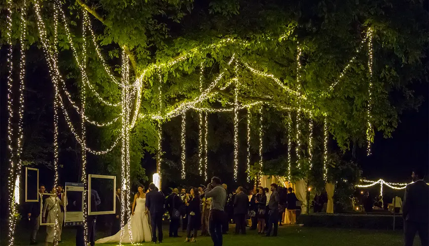 Luminarie, tende, sfere, cieli stellati e alberi luminosi per matrimonio