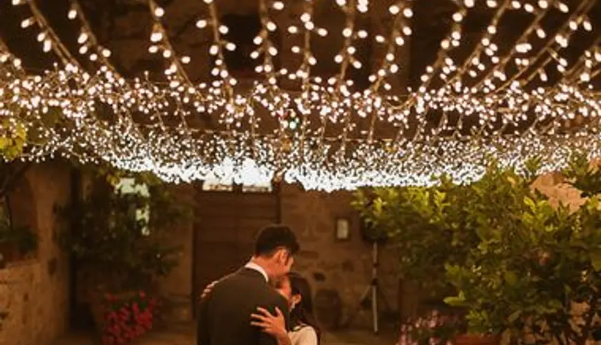 Luminarie, tende, sfere, cieli stellati e alberi luminosi per matrimonio