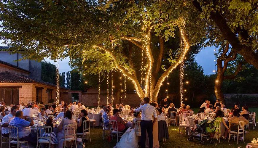 Luminarie, tende, sfere, cieli stellati e alberi luminosi per matrimonio