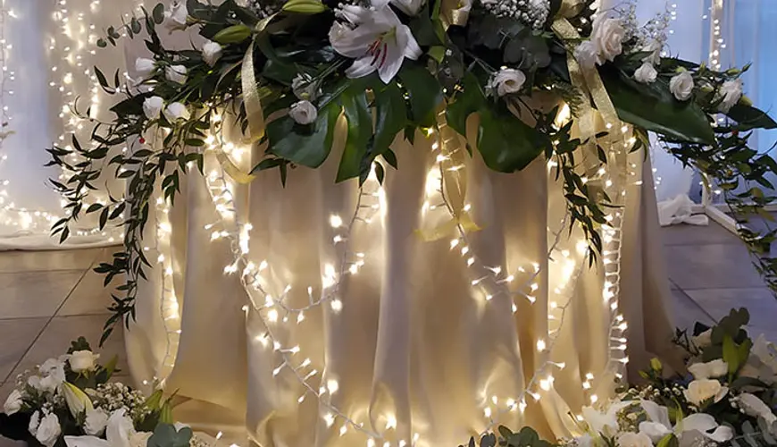 Luminarie, tende, sfere, cieli stellati e alberi luminosi per matrimonio