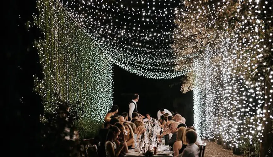 Luminarie, tende, sfere, cieli stellati e alberi luminosi per matrimonio