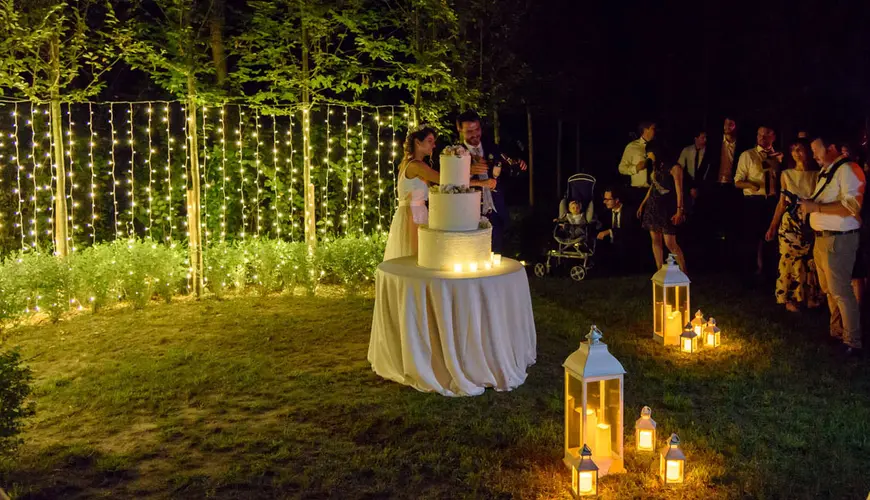 Luminarie, tende, sfere, cieli stellati e alberi luminosi per matrimonio