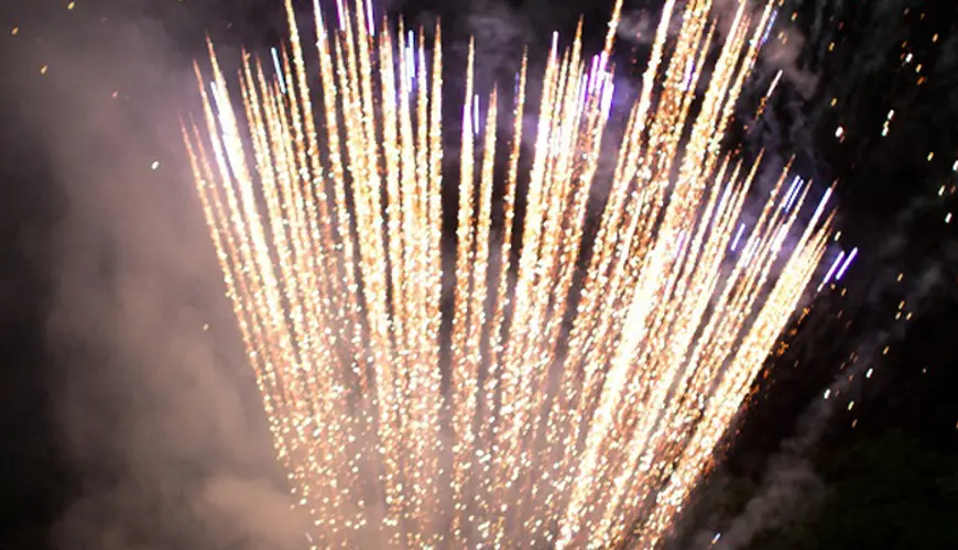Spettacoli pirotecnici aerei e fuochi d'artificio Spettacoli pirotecnici aerei e fuochi d'artificio