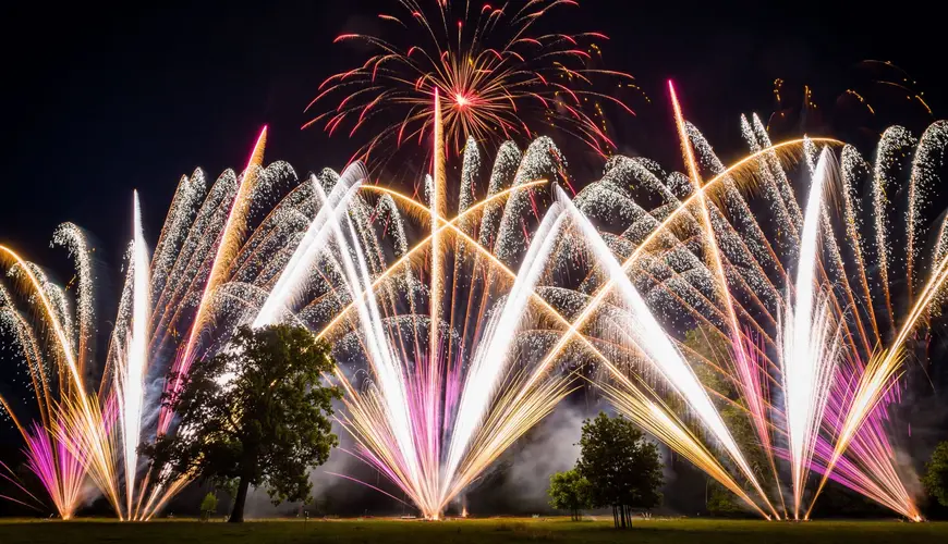 Spettacoli pirotecnici aerei e fuochi d'artificio Spettacoli pirotecnici aerei e fuochi d'artificio