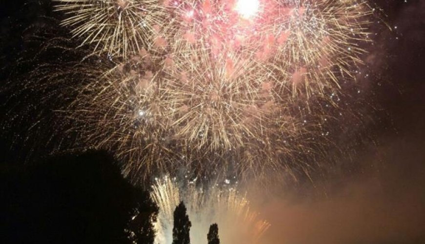 Spettacoli pirotecnici aerei e fuochi d'artificio