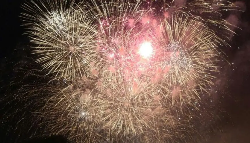 Spettacoli pirotecnici aerei e fuochi d'artificio Spettacoli pirotecnici aerei e fuochi d'artificio