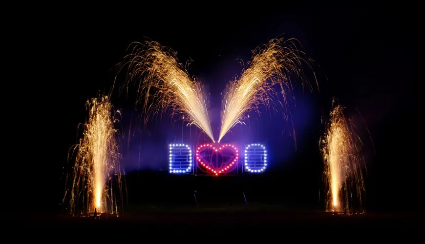 Spettacoli pirotecnici aerei e fuochi d'artificio Spettacoli pirotecnici aerei e fuochi d'artificio