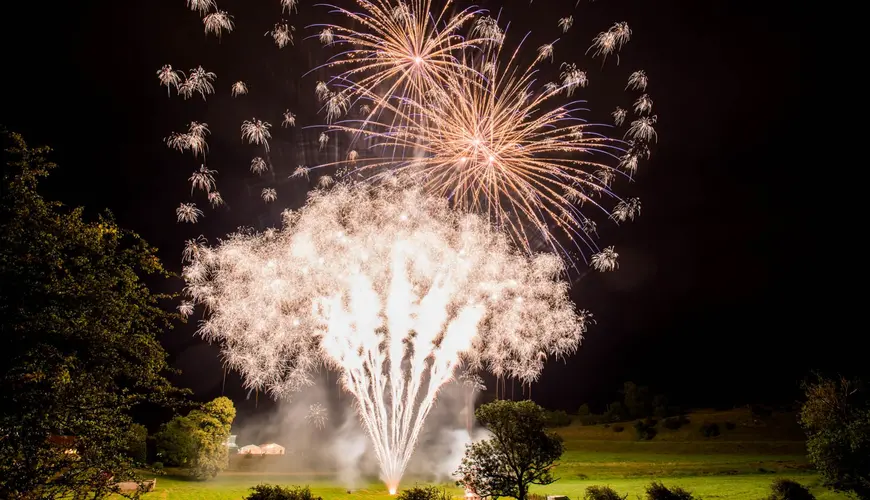 Spettacoli pirotecnici aerei e fuochi d'artificio Spettacoli pirotecnici aerei e fuochi d'artificio