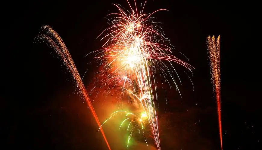 Spettacoli pirotecnici aerei e fuochi d'artificio Spettacoli pirotecnici aerei e fuochi d'artificio