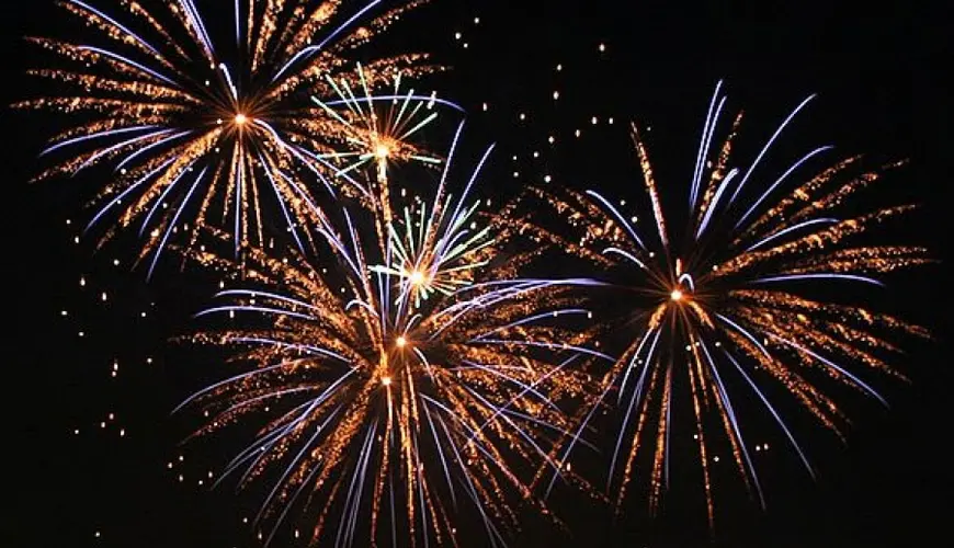 Spettacoli pirotecnici aerei e fuochi d'artificio Spettacoli pirotecnici aerei e fuochi d'artificio