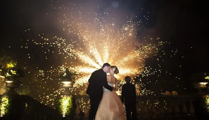 Spettacoli pirotecnici aerei e fuochi d'artificio Spettacoli pirotecnici aerei e fuochi d'artificio
