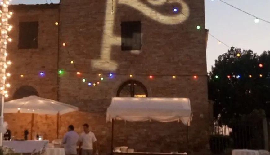 Proiezione su facciata iniziali sposi