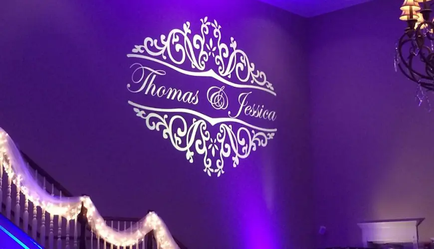 Proiezione su facciata iniziali sposi