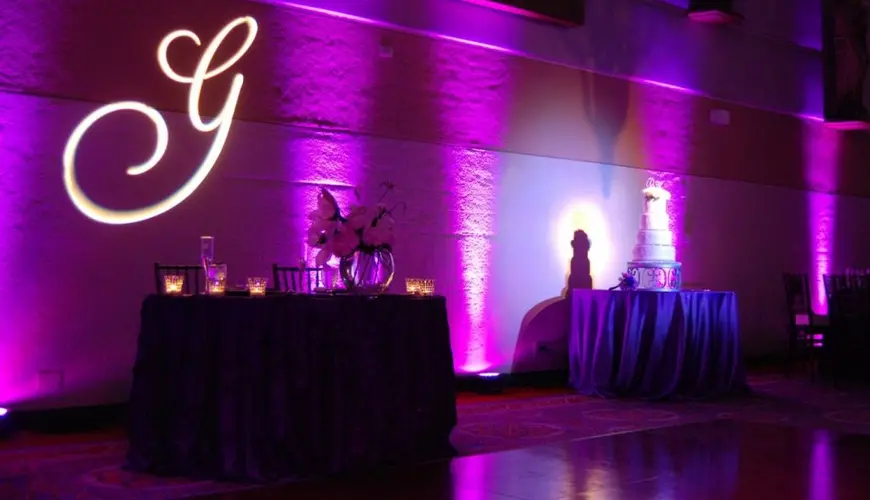 Proiezione iniziali sposi su parete colorata