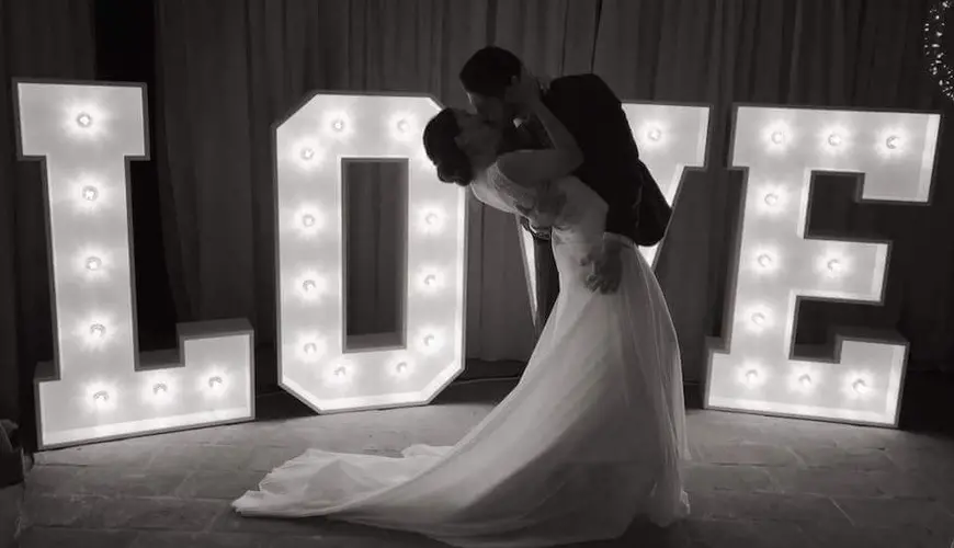 Love gigante con lampadine Love gigante con lampadine