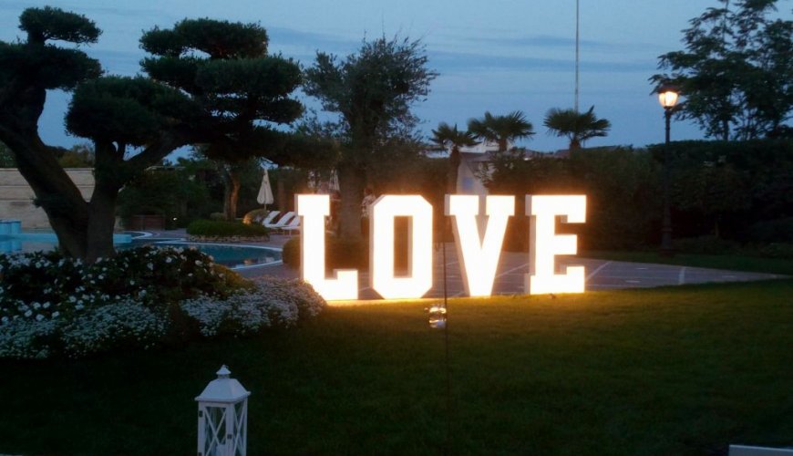 Scritta Love luminosa