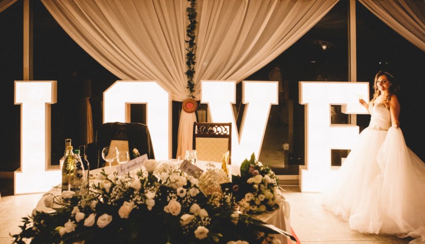 Scenografia con scritta gigante per matrimonio