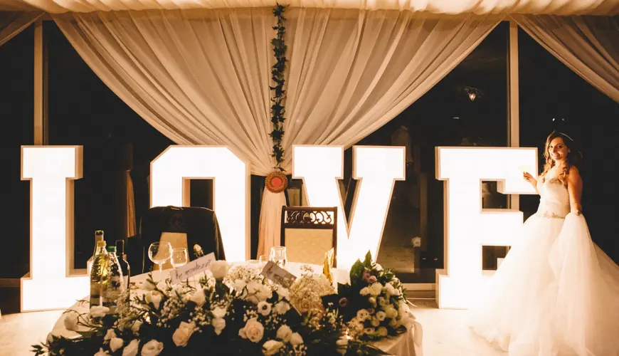 Scenografia con scritta gigante per matrimonio Scenografia con scritta gigante per matrimonio