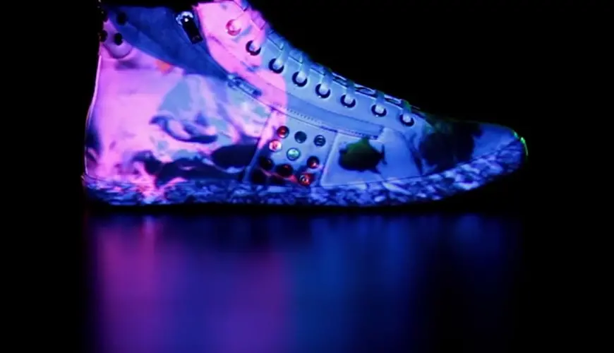Video mapping shoes