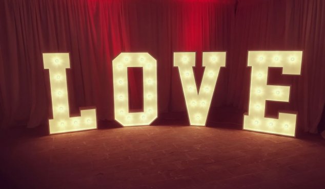 Love gigante luminoso