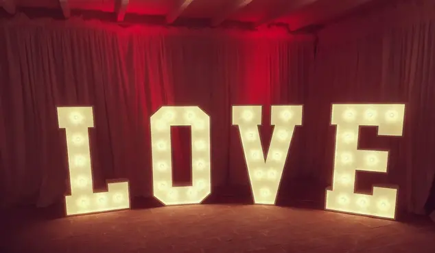 Love gigante luminoso